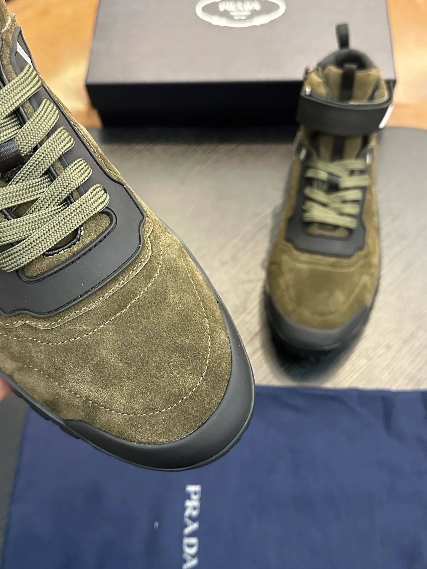 [ PRADA ] Top P: 880💰 ▪️Size: 39-44 (customized at 38.45) Prad*Prada (Mauri order can be made) new men's nylon fabric sneakers This casual sneaker combines elegant and innovative design. It is made of nylon stretch fabric and has a slip-on design. The upper strap is equipped with an adjustable metal buckle, and the letters "PRADA" are eye-catching on the side of the shoe. Comes with full original packaging!